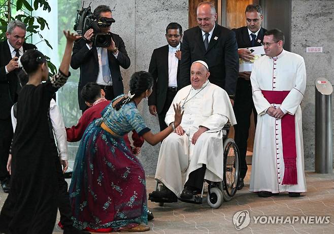 교황 싱가포르 도착 [AFP 연합뉴스 자료사진. 재판매 및 DB 금지]