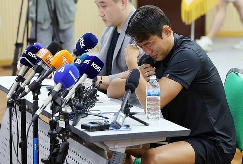 눈물 흘리는 손준호 (수원=연합뉴스) 권준우 기자 = 축구 국가대표 출신 손준호(수원FC)가 11일 오후 경기도 수원시 장안구 수원시체육회관에서 중국축구협회 영구 제명 징계 관련 기자회견을 하며 눈물을 흘리고 있다.
중국 프로축구 승부 조작 의혹 속에 중국 공안에 10개월 동안 구금됐다 지난 3월 풀려난 손준호는 중국축구협회 영구 제명 징계를 받았다. 2024.9.11 stop@yna.co.kr