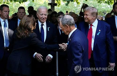 악수하는 해리스-트럼프 [AFP=연합뉴스. 재판매 및 DB 금지]