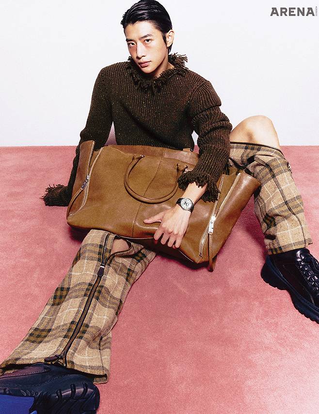 간결한 매력의 선레이드 실버 다이얼에 우아한 문페이즈 다이얼을 탑재한 마스터 울트라 씬 문 39mm 1720만원 예거 르쿨트르, 프린지 디테일이 돋보이는 스웨터·지퍼 장식 체크 팬츠·레더 스니커즈·지퍼 디테일의 라지 더플백 모두 가격미정 버버리 제품.