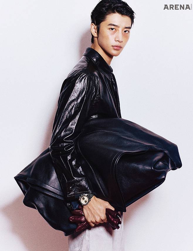 2024 파리 올림픽을 기념해 스피드마스터 오리지널 모델과 1940년대 출시한 오메가 크로노그래프를 결합해 클래식함과 스포티함이 조화로운 스피드마스터 크로노스코프 43mm 1300만원대 오메가, 레더 셔츠·레더 소재 데님 팬츠·타이·버건디색 레더 글러브·삼각형 플랩이 특징인 라지 홉 백 모두 가격미정 보테가 베네타 제품.