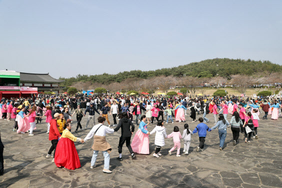 지난 3월 열린 ‘영암왕인문화축제’에서 방문객들이 ‘삼호 강강술래’ 공연에 직접 참여해 즐기고 있는 모습. (사진=영암군)