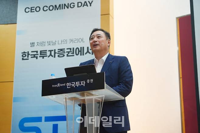 김남구 한국금융지주 회장이 12일 서울 성북구 고려대 100주년기념관에서 채용설명회를 열고 ‘CEO와의 대화’를 하고 있다. [한국투자증권 제공]