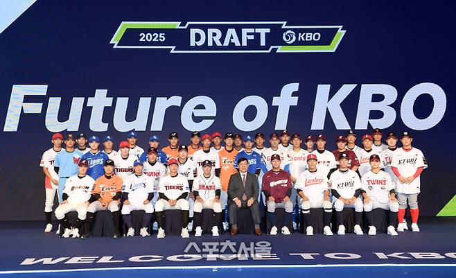 11일 서울 송파구 롯데호텔 월드 크리스탈 볼룸에서 열린 ‘2025 KBO 신인 드래프트’에서 각 구단 지명 선수들이 기념촬영을 하고 있다. 2024. 9. 11.  박진업 기자 upandup@sportsseoul.com