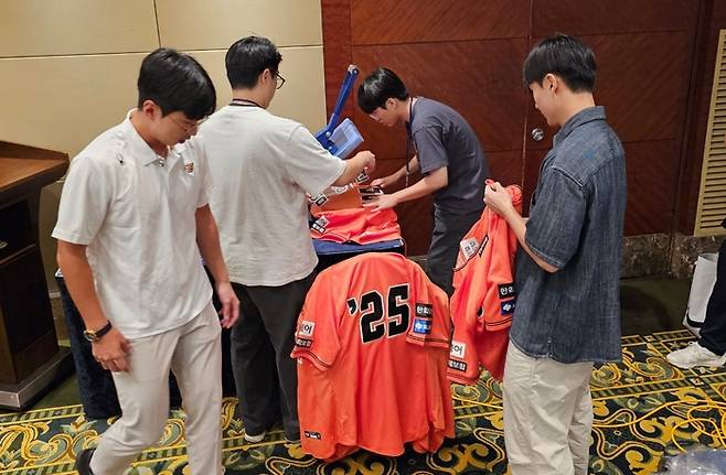 한화 구단이 11일 서울 롯데호텔 월드 크리스탈볼룸에서 열린 2025 KBO 신인 드래프트에서 지명한 선수의 유니폼을 제작하고 있다. 사진 | 한화 이글스