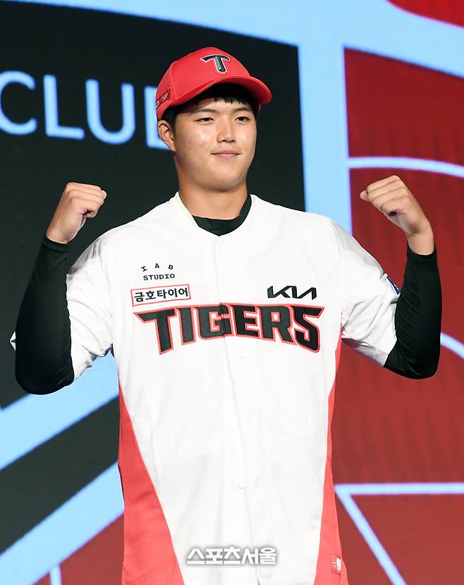 덕수고 투수 김태형이 11일 서울 송파구 롯데호텔 월드 크리스탈 볼룸에서 열린 ‘2025 KBO 신인 드래프트’에서 전체 5순위로 KIA에 지명된 뒤 취재진을 향해 포즈를 취하고 있다. 2024. 9. 11.  박진업 기자 upandup@sportsseoul.com