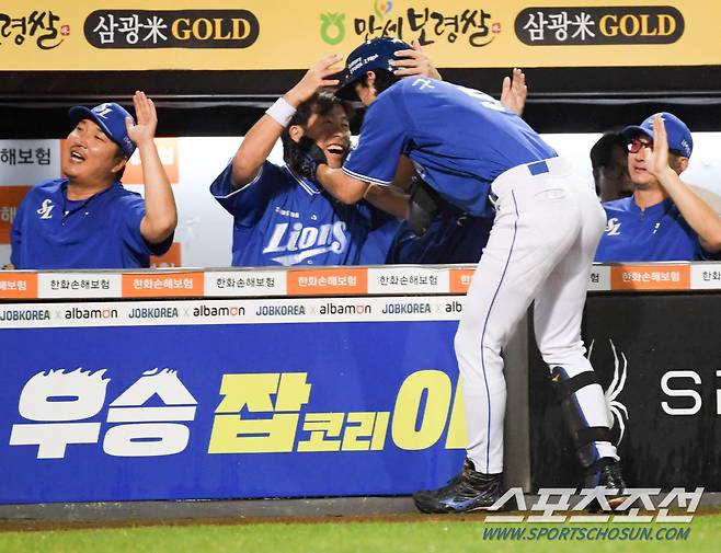 강민호 격한 애정공세에 당황한 구자욱