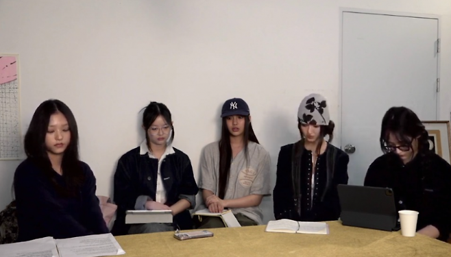 뉴진스 멤버들이 지난 11일 유튜브 라이브 방송을 통해 입장을 표명했다. 사진=유튜브 채널 'nwjns' 캡처