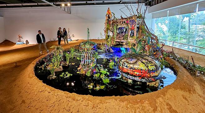 맥스 후퍼 슈나이더 作 '용해의 들판'. 분해 중이거나 분해 된 유기물, 파운드 오브제, 합성 폐기물,  신소재 기술을 결합해  생태계 붕괴, 대기 이상 현상, 환경의 번성 등을 표현했다./김영근 기자