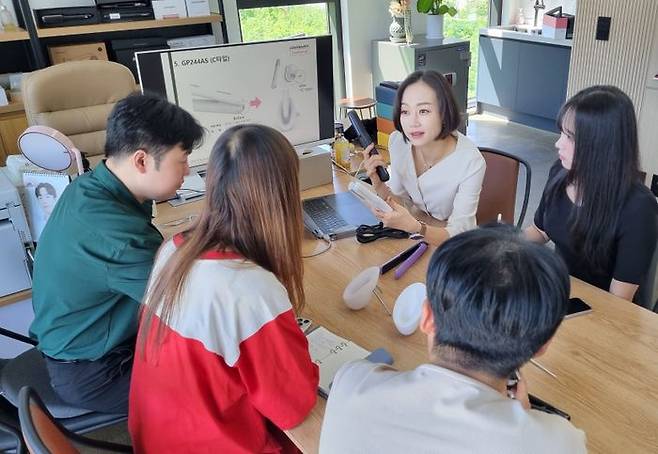 이명현 언일전자 대표가 직원들과 제품 개발 회의를 진행하고 있다.ⓒ쿠팡