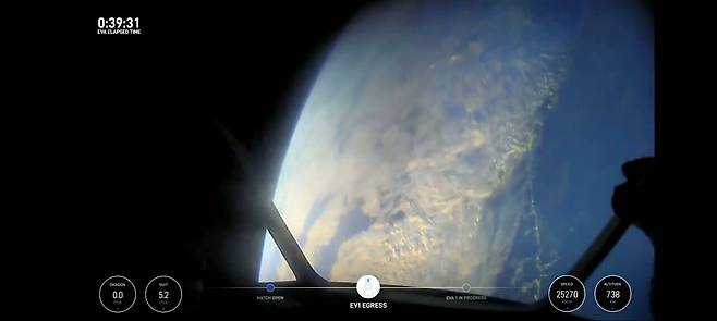 Screenshot_20240912_195212_Samsung Internet.jpg 우주유영 우주선 밖으로 나온 모습