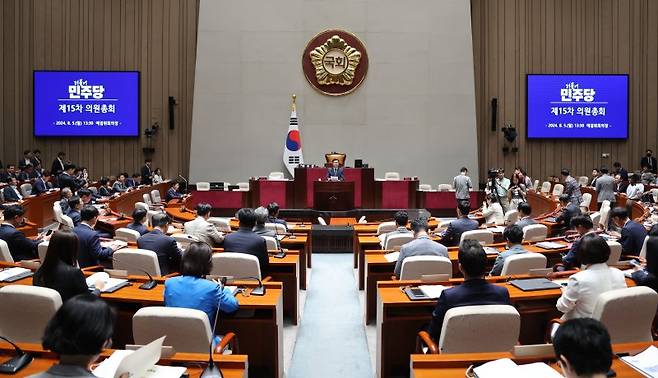 박찬대 더불어민주당 당대표 권한대행 겸 원내대표가 5일 오후 서울 여의도 국회에서 열린 의원총회에서 발언하고 있다. 뉴시스