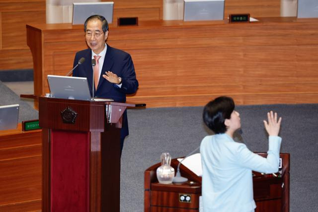 한덕수 국무총리가 12일 오후 서울 여의도 국회 본회의장에서 백혜련 더불어민주당 의원의 교육·사회·문화 분야 대정부질문에 답하던 중 백 의원이 주호영 부의장을 향해 한 총리가 의원 질의 중 끼어들고 있다며 항의하고 있다. 뉴스1