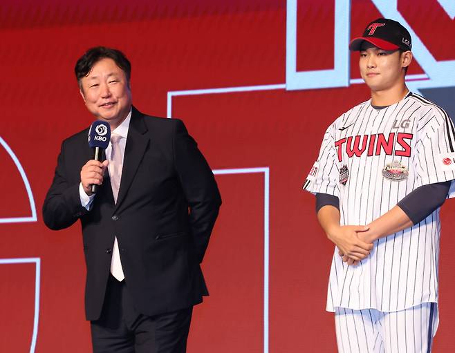 2025 KBO 신인드래프트가 11일 오후 서울 송파구 롯데호텔월드 크리스탈볼룸에서 열렸다. LG 차명석 단장이 서울고 김영우를 지명한뒤 이유를 설명하고 있다. 잠실=정시종 기자 capa@edaily.co.kr /2024.09.11.