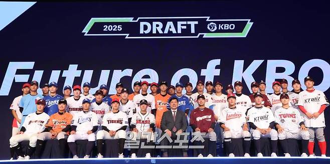 2025 KBO 신인드래프트가 11일 오후 서울 송파구 롯데호텔월드 크리스탈볼룸에서 열렸다. 각 구단에 지명된 신인들이 포토타임을 갖고 있다. 잠실=정시종 기자 capa@edaily.co.kr /2024.09.11.