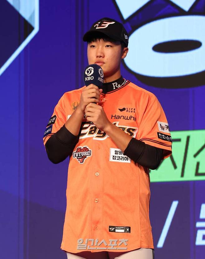 2025 KBO 신인드래프트가 11일 오후 서울 송파구 롯데호텔월드 크리스탈볼룸에서 열렸다. 전주고 정우주가 한화에 지명되고 나서 소감을 얘기 하고있다. 잠실=정시종 기자 capa@edaily.co.kr