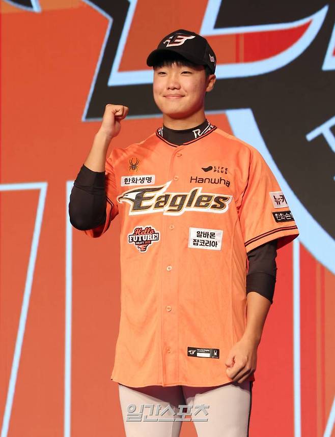 2025 KBO 신인드래프트가 11일 오후 서울 송파구 롯데호텔월드 크리스탈볼룸에서 열렸다. 전주고 정우주가 한화에 지명되고나서 포토타임을 갖고있다. 잠실=정시종 기자 capa@edaily.co.kr