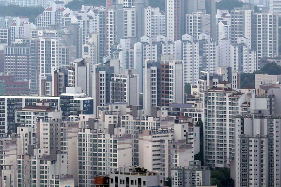 서울 남산타워에서 바라본 서울시내 아파트 모습 [사진=뉴시스]