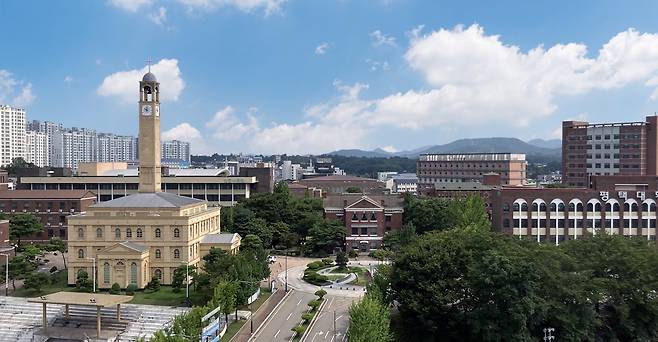 100주년 기념탑(좌측 베이지색 건물)과 본관(우측 아래) 등이 보이는 평택대 전경