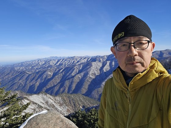 지난 1월 백두대간 종주 중 오대산 아래 노인봉에 선 김영주 기자. 중앙포토