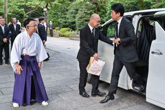 지난 8월 15일 고이즈미 신지로 전 환경상이 야스쿠니 신사 참배를 위해 차량에서 내리고 있다. AFP=연합뉴스