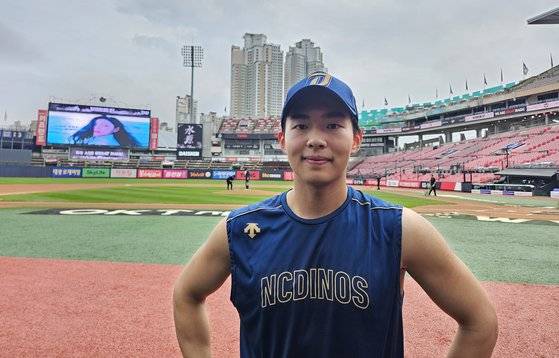 NC 김휘집이 12일 수원 KT전을 앞두고 인터뷰를 마친 뒤 포즈를 취하고 있다. 수원=고봉준 기자