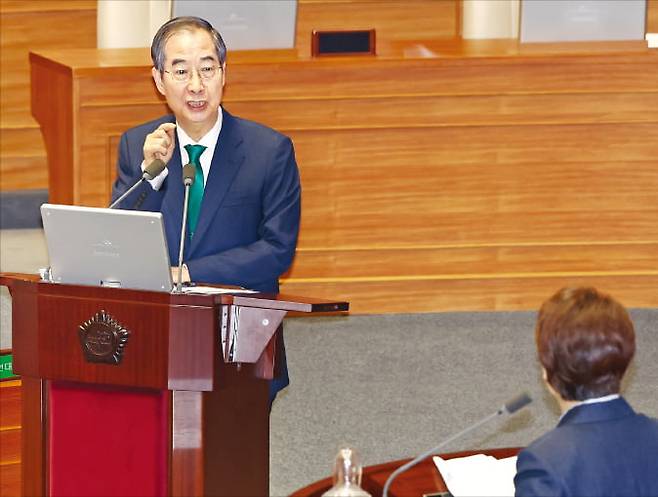 한덕수 국무총리(왼쪽)가 11일 국회에서 열린 경제분야 대정부질문에서 이언주 더불어민주당 의원의 질문에 답변하고 있다.   뉴스1