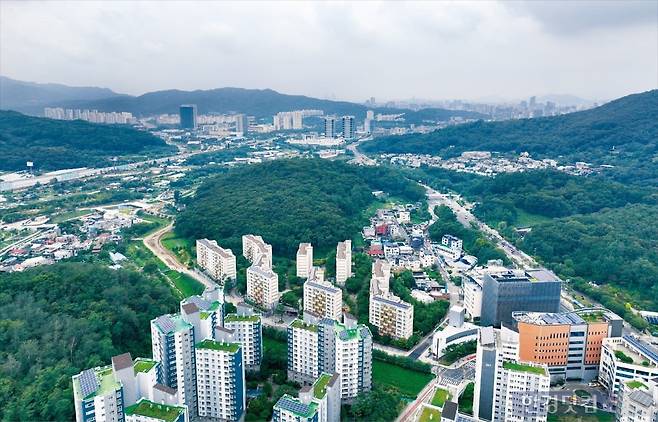 정부가 서울과 인접 지역 그린벨트(개발제한구역)를 풀어 8만 가구 규모의 신규 택지를 발굴하기로 했다. 서울 서초구 내곡동 내곡공공주택지구 인근 그린벨트 모습. /사진=이솔 기자