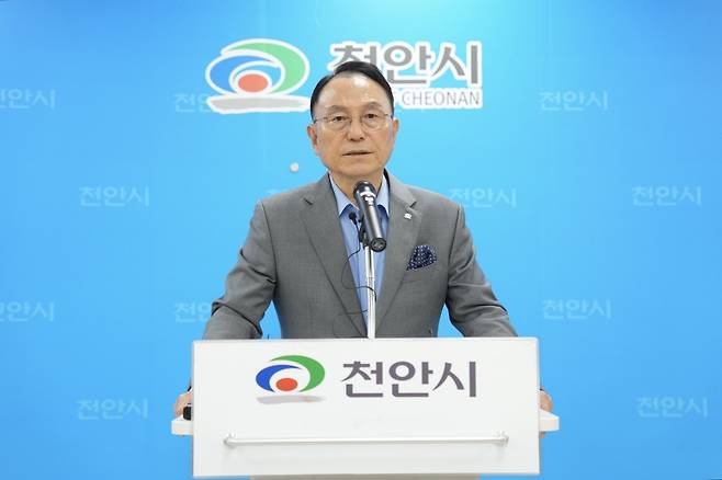 박상돈 천안시장이 12일 천안시청 브리핑실에서 대법원 판결에 대한 입장을 밝히고 있다. 강태우 기자