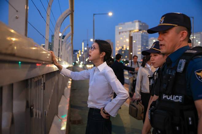 First Lady Kim Keon-hee is on a patrol with police officers from Yonggang Police Substation at Mapo Bridge in Seoul on the occasion of World Suicide Prevention Day on the September 10. Courtesy of the Presidential Office