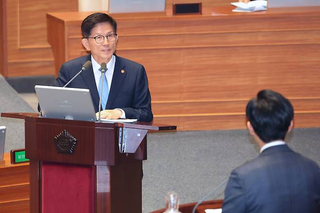 김문수 고용노동부 장관이 12일 오후 국회 본회의장에서 열린 교육·사회·문화 분야 대정부질문에서 국민의힘 조정훈 의원의 질문에 답하고 있다. 연합뉴스