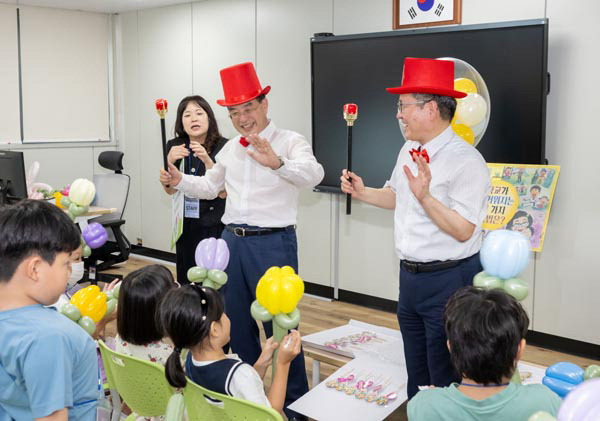 하윤수(왼쪽) 부산시교육감과 오석환 교육부 차관이 12일 부산 강서구 명지동 늘봄전용학교에서 재능기부 수업을 하고 있다.  이원준 기자 windstorm@kookje.co.kr