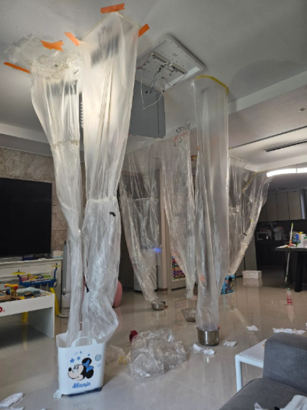 서울 마포구에 위치한 한 신축 아파트에서 하수구 오물이 새고 있는 모습. 온라인커뮤니티