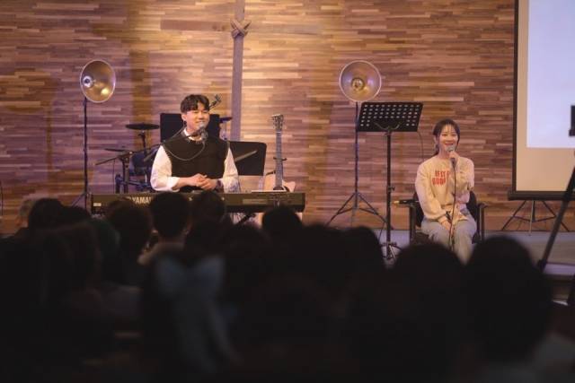 달빛마을 부부가 지난 4월에 캐나다 벤쿠버 주님의제자교회(고영우 목사)에서 찬양 집회를 하는 모습. 달빛마을 제공