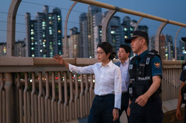 김건희 여사가 10일 '세계 자살 예방의 날'을 맞아 서울 마포대교에서 마포경찰서 용강지구대 근무자와 함께 도보 순찰을 하고 있다. 대통령실 제공