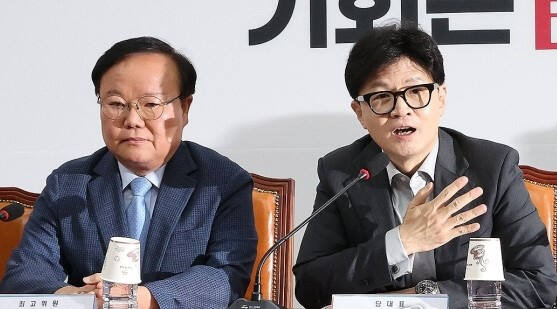 국민의힘 한동훈 대표(오른쪽)와 김재원 최고위원. 연합뉴스