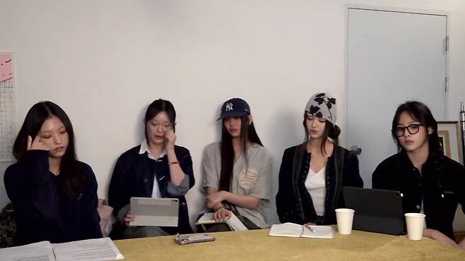 유튜브에서 긴급 라이브 방송을 켜고 입장을 밝히는 중인 그룹 '뉴진스'의 모습. /사진=유튜브 채널 'nwjns' 캡처