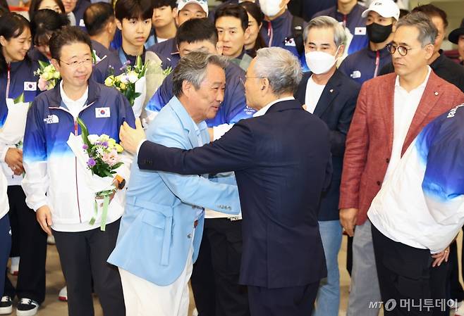 [인천공항=뉴시스] 황준선 기자 = 유인촌 문체부 장관이 파리올림픽 선수단과 함꼐 귀국한 이기흥(왼쪽) 대한체육회장을 인천국제공항 이국장에서 만나 인사를 나누고 있다. 이날 대한체육회는 유인촌 장관과 장미란 차관 등이 함께 참석하기로 됐 있던 인천공항 해단식을 문체부 허락 없이 갑자기 취소하고 입국 게이트 앞에서 약식 해단식을 한 뒤 선수단을 귀가시킨 바 있다 2024.08.13. hwang@newsis.com /사진=황준선