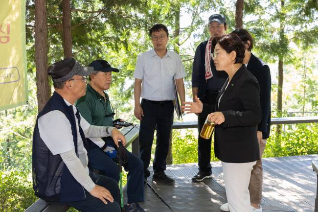 김미경(오른쪽) 서울 은평구청장이 관내 봉산 편백숲에서 구민들과 만나 이야기를 나누고 있다.   은평구청 제공