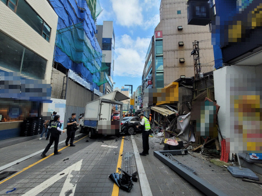 부산 해운대구청 인근 도로에서 차량이 행인 2명를 치고 멈춰서 있다. 부산 해운대경찰서 제공