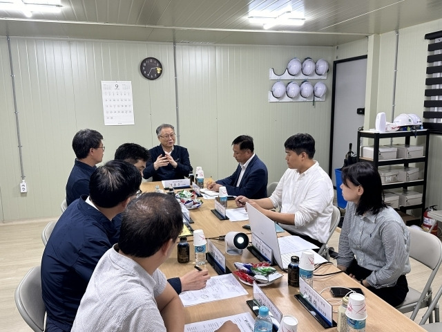 12일 안종주 안전보건공단 이사장(가운데)이 인천시 부평구에 위치한 중부 안전체험교육장 건립공사 현장을 방문해 안전점검을 실시하고 있다./안전보건공단 인천광역본부