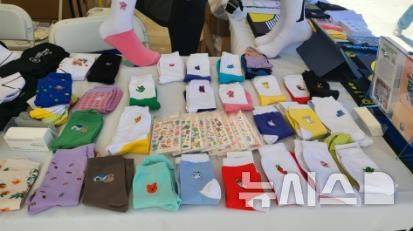 [서울=뉴시스]12일 서울시에 따르면 강동가죽제조지원센터의 가죽가방 제조업체 26개사가 오는 15~17일(현지시간) 이탈리아 밀라노에서 열리는 세계적인 가죽가방 전시회 'Mipel 126'에 2년 연속 참여한다. (사진=서울시 제공). 2024.09.12. photo@newsis.com