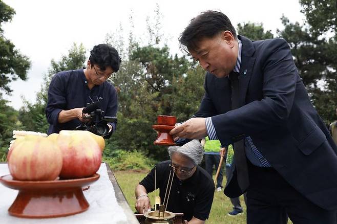 [청주=뉴시스] 이도근 기자= 김영환 충북지사가 12일 충북 청주시 북이면 대율리 최명길·최석정 선생 묘소를 찾아 참배하고 있다. (사진=충북도 제공) 2024.09.12. photo@newsis.com *재판매 및 DB 금지