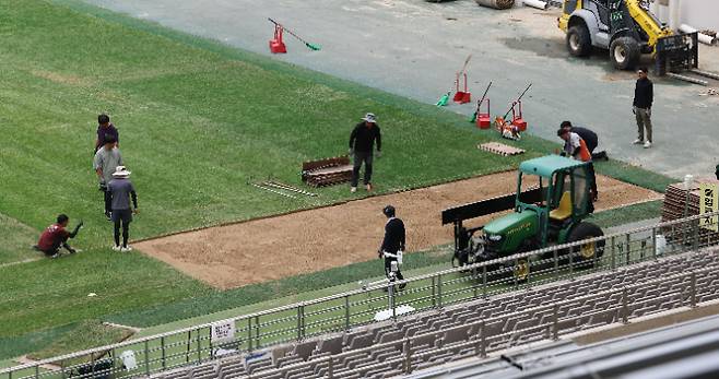 지난해 8월 2023 세계스카우트잼버리 'K-팝 슈퍼라이브' 개최로 손상된 서울월드컵경기장 잔디 복구 공사. 연합뉴스