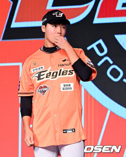 [OSEN=지형준 기자] 11일 오후 서울 잠실 롯데호텔 월드에서 2025 KBO 신인 드래프트가 열렸다.2025 KBO 신인 드래프트는 전면 드래프트 방식으로 진행된다. 지명은 1라운드부터 11라운드까지 이뤄지며, 2023년도 구단 순위의 역순인 키움-한화-삼성-롯데-KIA-두산-NC-SSG-KT-LG 순서로 실시된다.전주고 정우주가 한화에 지명되며 포즈를 취하고 있다. 2024.09.11 / jpnews@osen.co.kr