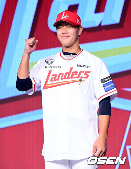 [OSEN=지형준 기자] 11일 오후 서울 잠실 롯데호텔 월드에서 2025 KBO 신인 드래프트가 열렸다.2025 KBO 신인 드래프트는 전면 드래프트 방식으로 진행된다. 지명은 1라운드부터 11라운드까지 이뤄지며, 2023년도 구단 순위의 역순인 키움-한화-삼성-롯데-KIA-두산-NC-SSG-KT-LG 순서로 실시된다.강릉고 포수 이율예가 SSG에 1라운드 지명되며 포즈를 취하고 있다. 2024.09.11 / jpnews@osen.co.kr