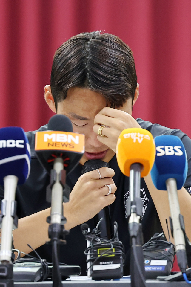 축구 국가대표 출신 손준호(수원FC)가 11일 오후 경기도 수원시 장안구 수원시체육회관에서 중국축구협회 영구 제명 징계 관련 기자회견을 하며 눈물을 흘리고 있다. 연합뉴스