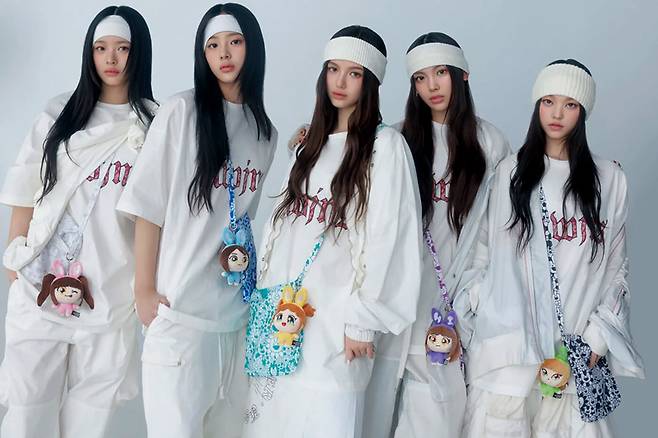 뉴진스가 7월21일 인천 영종도 인스파이어 엔터테인먼트 리조트에서 열린 SBS 2024 가요대전 서머 블루카펫 행사에서 포즈를 취한 모습 ⓒ연합뉴스