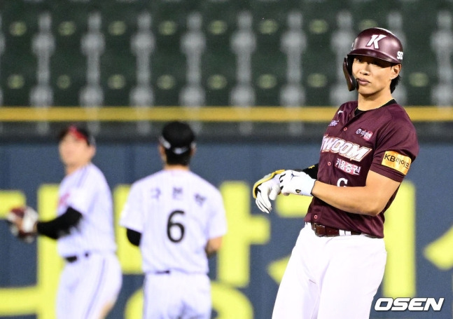 키움 히어로즈가 11일 서울 잠실야구장에서 펼쳐진 LG 트윈스와 2024 신한 SOL 뱅크 KBO 리그 원정 경기에서 9-5로 승리했다. 8회초 2사 2루에서 키움 송성문이 싹쓸이 3타점 적시 2루타를 터트린 뒤 기뻐하고 있다.