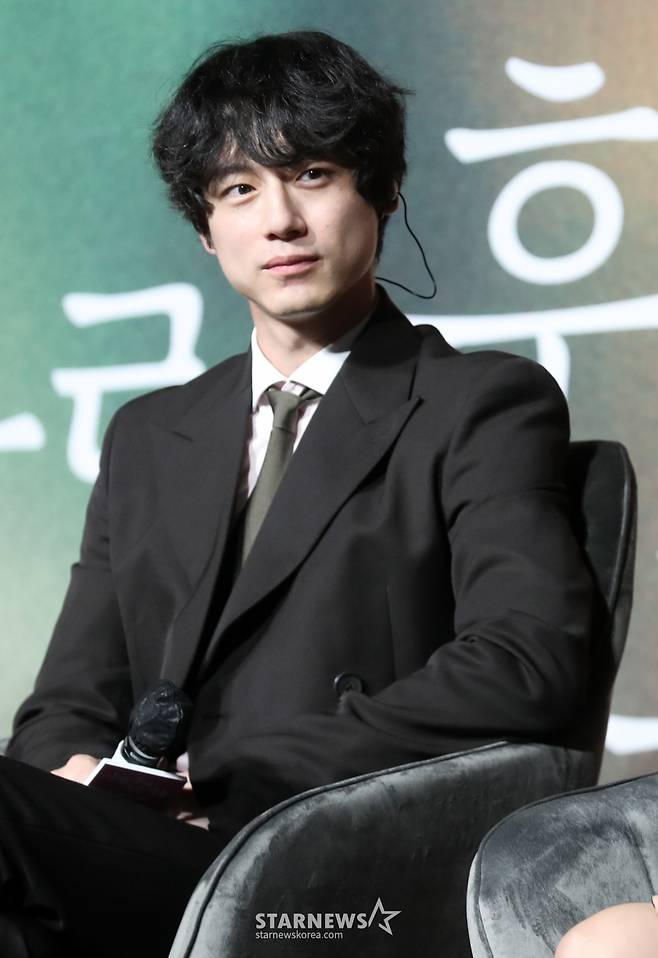 배우 사카구치 켄타로가 12일 오전 서울 중구 웨스틴 조선호텔 그랜드볼룸에서 열린 쿠팡플레이 시리즈 '사랑후에 오는 것들' 제작발표회에 참석해 질문에 답하고 있다.  '사랑 후에 오는 것들' 운명 같던 사랑이 끝나고, 모든 것을 잊은 여자 ‘홍’과 후회로 가득한 남자 ‘준고’의 사랑 후 이야기를 그린 감성 멜로드라로 오는 27일 첫 방송 예정이다. 2024.09.12 /사진=임성균